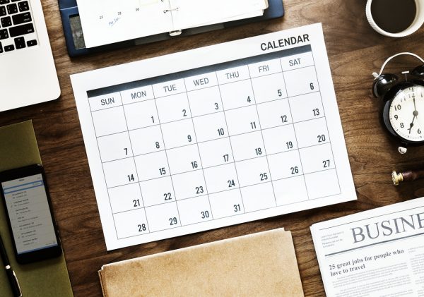scrivania con calendario eventi