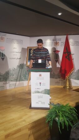Hamza durante la presentazione di un progetto presso la Al Akhawayn University