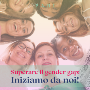 Immagine che rappresenta un gruppo di donne di età ed etnie diverse che si abbracciano in cerchio guardando in camera verso il basso. Sopra, la scritta "Superare il gender gap: iniziamo da noi!"