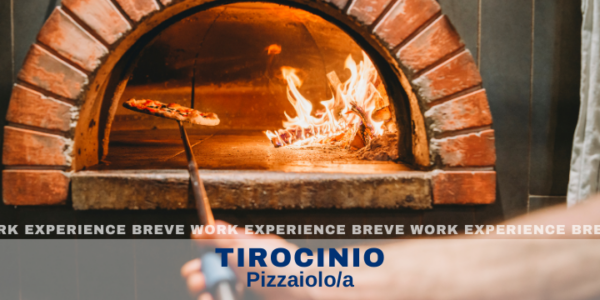 Immagine di copertina della Work Experience per Pizzaiolo/a. Fotografia che rappresenta una persona che sforna una pizza farcita da un forno a legna.